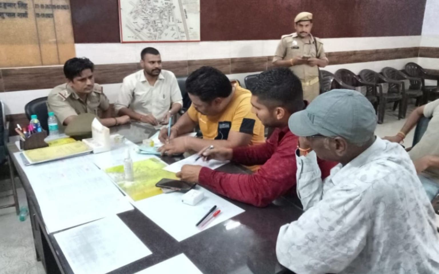 अलीगढ़  में बिजली विभाग के कैशियर को गोली मारी, दो लाख 81 हजार रुपये लूटकर बदमाश हो गए फरार