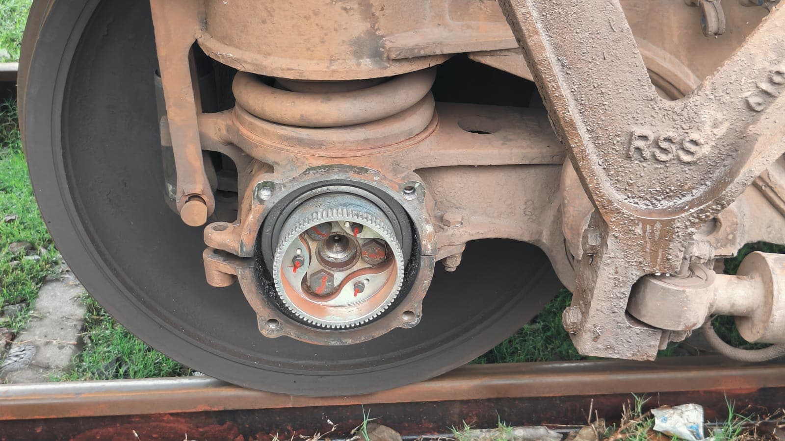 कटिहार-खगड़िया रेलखंड पर टला बड़ा रेल हादसा, लोहित एक्सप्रेस ट्रेन के पहिए का एक्सल कवर खुला