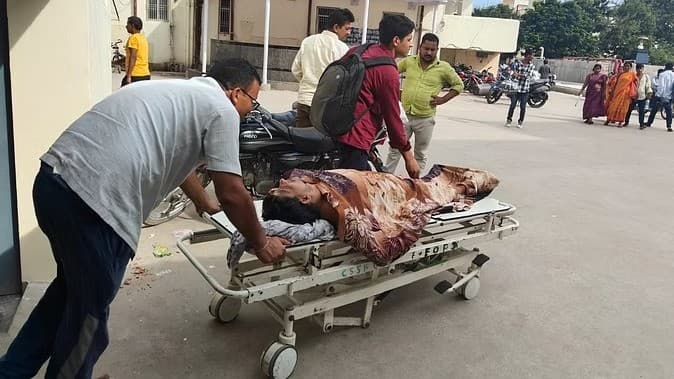 बीएचयू में डॉक्टरों की हड़ताल से मरीज बेहाल, 7000 निराश लौटे, 50 फीसदी ऑपरेशन टले, इधर उधर घूमते रहे तीमारदार