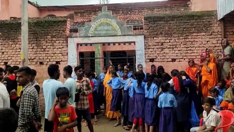 भोजपुर में प्रिंसिपल के निलंबन से नाराज छात्रों ने स्कूल में जड़ा ताला, हंगामे के कारण नहीं हो सकी परीक्षा