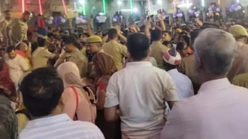 मथुरा: बरसाना में दम घुटने से 2 श्रद्धालुओं की मौत, हादसे के बाद अब भीड़ को सुरक्षित निकालने में जुटा प्रशासन