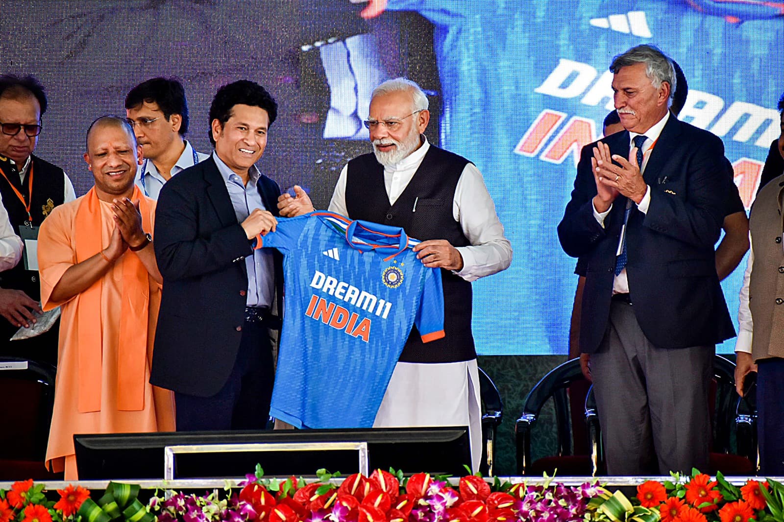 सचिन तेंदुलकर ने प्रधानमंत्री नरेंद्र मोदी को भेंट की NAMO लिखी टीम इंडिया की जर्सी