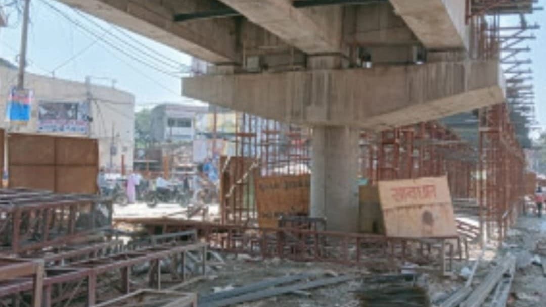 बरेली: कुतुबखाना पुल से राहगीर पर गिरी शटरिंग, इलाज के दौरान हुई मौत, एमडी-ठेकेदार के खिलाफ दी तहरीर