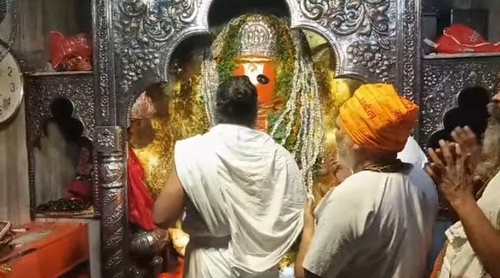 Kanpur News: बुढ़वा मंगल आज, कानपुर में आधी रात से ही संकट मोचन के दर्शन को उमड़ पड़े श्रद्धालु