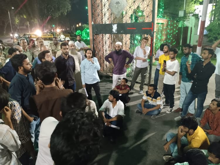 AMU : वीसी ने निकाली भर्ती तो भड़क गए  अलीगढ़ मुस्लिम यूनिवर्सिटी के छात्र, रात में ही शुरू कर दिया प्रदर्शन