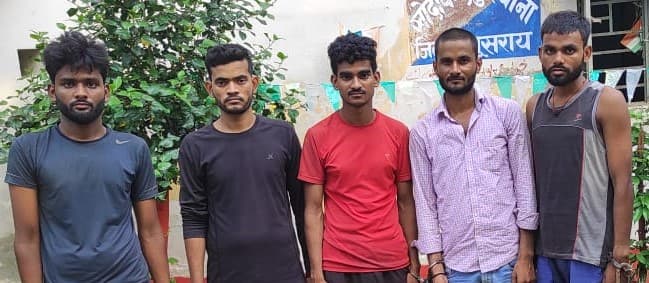 बिहार सिपाही भर्ती परीक्षा में सेटिंग की थी तैयारी, सेंटर से 100 मीटर दूर से वॉकी-टॉकी से बताने वाले थे जवाब