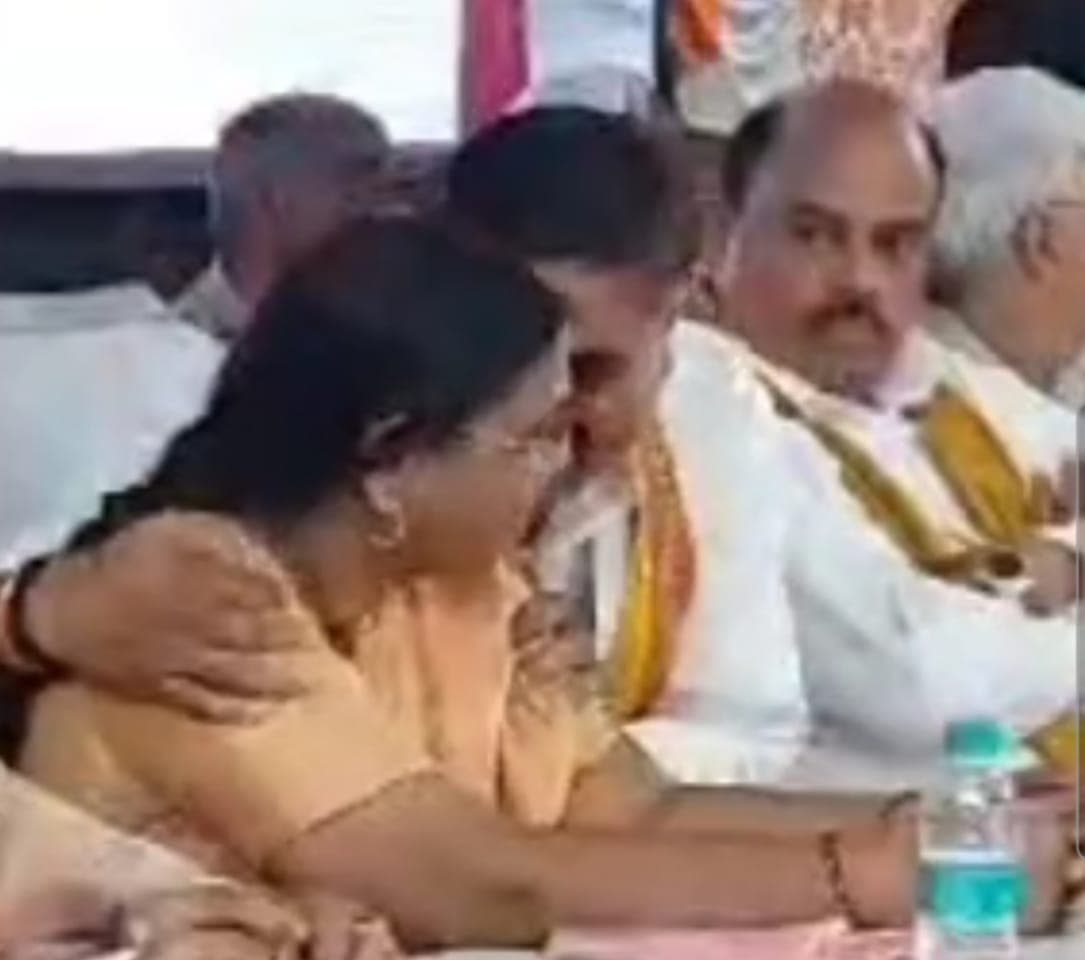 Aligarh : भाजपा के कार्यक्रम में सांसद सतीश गौतम ने महिला विधायक को ' छुआ ',  MLA  ने बदल ली अपनी कुर्सी