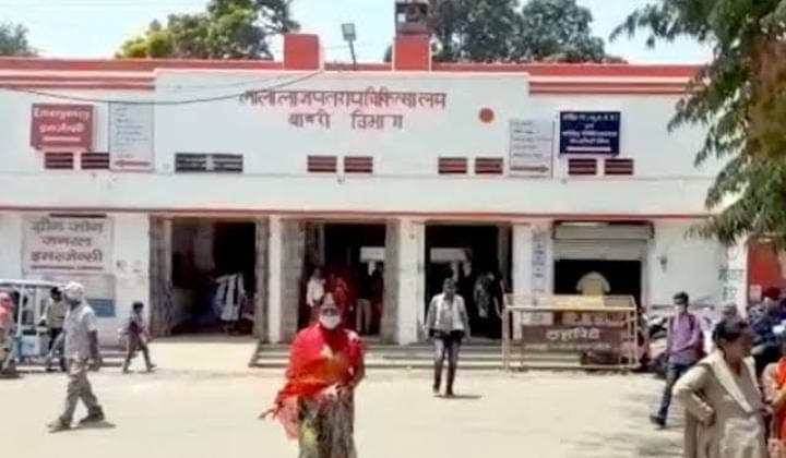 Kanpur News: हैलट अस्पताल में जीवन रक्षक दवाएं हुईं खत्म, मात्र चार दिन का बचा आईवी फ्लूड का स्टाक