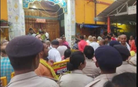 पितृपक्ष 2023ः विष्णुपद मंदिर में पुलिस व पंडा आपस में भिड़े, मंदिर का प्रवेश द्वार कराया बंद