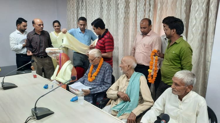 अलीगढ़: वरिष्ठ नागरिक दिवस पर डीएम ने शतायु मतदाताओं को किया सम्मानित, बोले- इनके कारण ही लोकतंत्र मजबूत