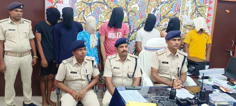सिपाही भर्ती परीक्षा: जमुई के लॉज में बैठकर ब्लूटूथ के जरिए चोरी कर रहा था गैंग, पुलिस ने सात को किया गिरफ्तार