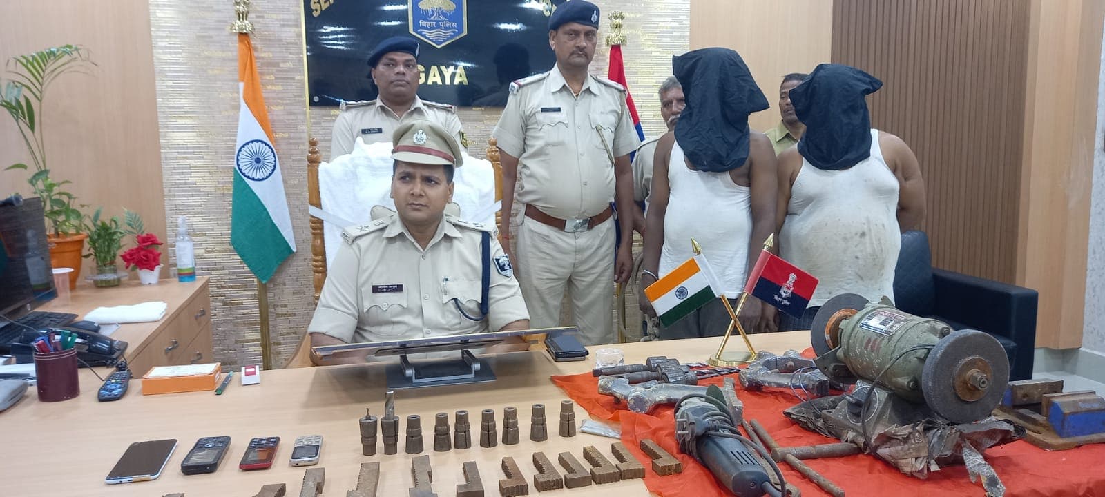 गया में फर्नीचर दुकान की आड़ में हो रहा था बंदूकों का निर्माण, मुंगेर के दो कुख्यात गिरफ्तार