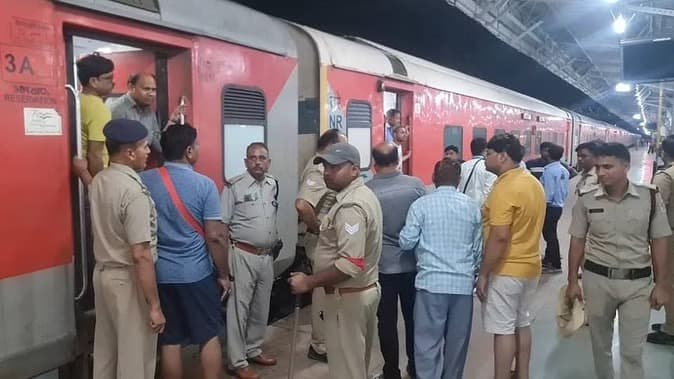 झांसी: ट्रेन के एसी कोच में साइंटिस्ट और उनकी पत्नी पर शराबी ने किया पेशाब, आरोपी गिरफ्तार