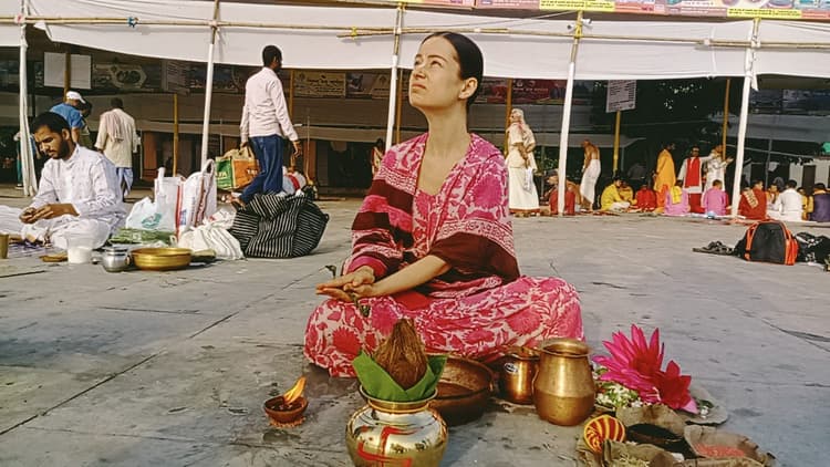 पितृपक्ष 2023ः यूक्रेन की महिला ने गया देवघाट पर किया पिंडदान, जानिए गया में पिंडदान का क्या है महत्व...