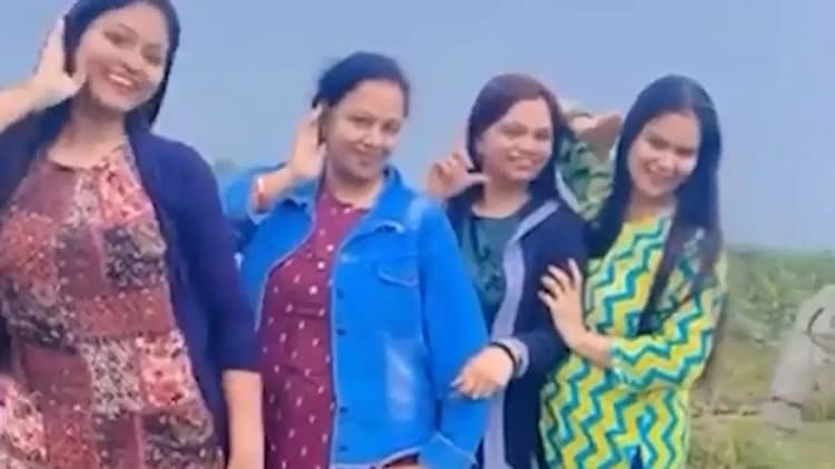 UP News: अमरोहा के सरकारी स्कूल में टीचर्स के रील बनाने से बच्चे परेशान, बोलतीं हैं- मम्मी-पापा से लाइक कराओ