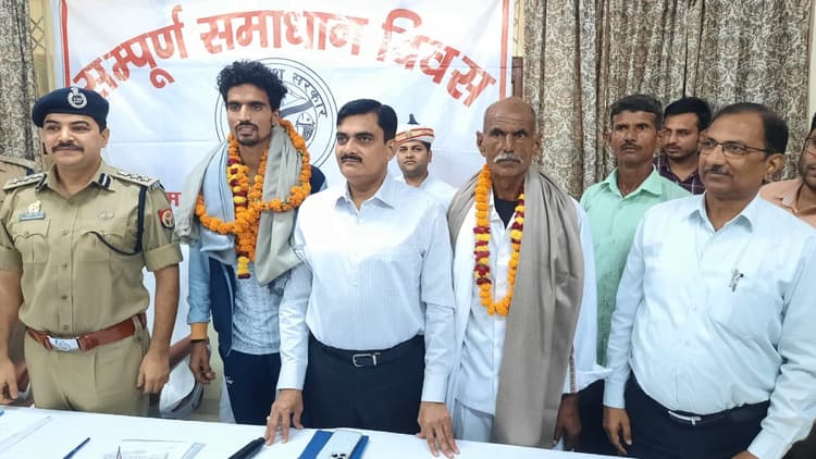 अलीगढ़: एशियन गेम्स में पदक जीतने वाले गुलवीर सिंह का डीएम-एसएसपी ने किया स्वागत, पिता को समर्पित किया मेडल