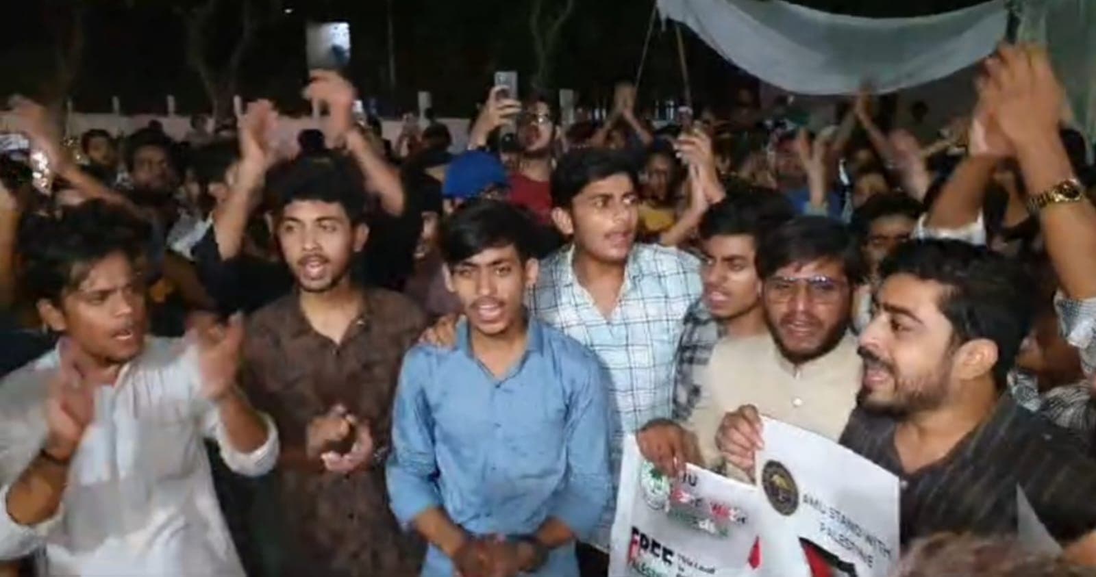 अलीगढ़ मुस्लिम विश्वविद्यालय में फिलिस्तीन के समर्थन में प्रोटेस्ट मार्च निकालने के लिए 4 छात्रों पर मुकदमा