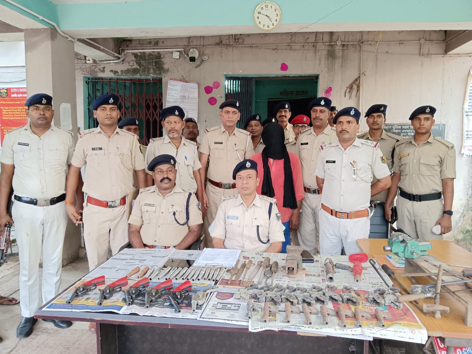 नालंदा के एक घर में चल रही थी बंदूक बनाने की फैक्ट्री, पुलिस ने छापेमारी कर भारी मात्रा में बरामद किया हथियार