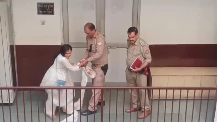 अलीगढ़: नगर निगम में महिला और दारोगा के बीच खींचतान, महिला पर पुलिस की पिस्टल छीनने का आरोप, वीडियो वायरल