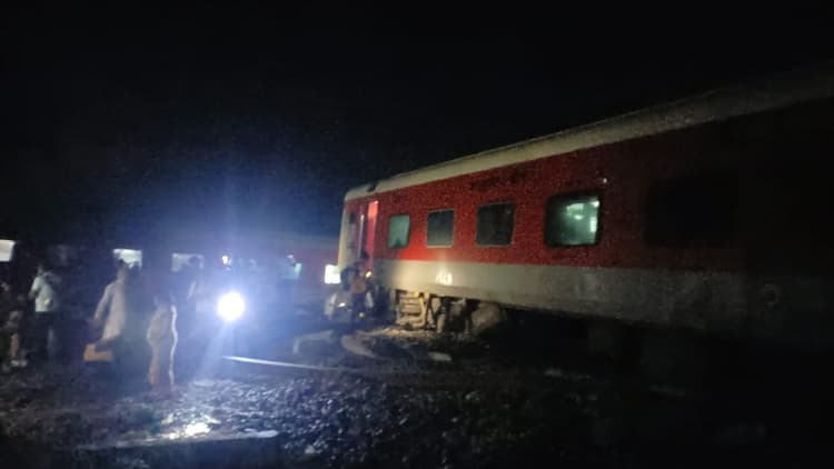 North East Express Accident: नाॅर्थ-ईस्ट एक्सप्रेस रघुनाथपुर के पास बेपटरी, छह की मौत, 300 लोग घायल