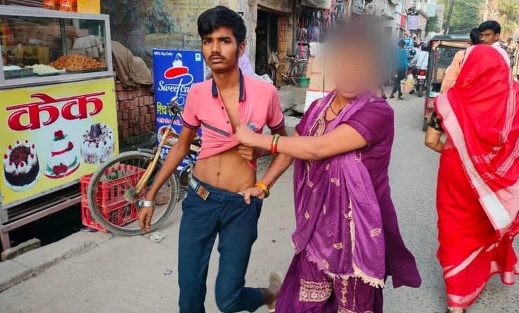 बिहारः मनचले ने लड़कियों पर किया कमेंट, तो मां ने बीच सड़क पर उतार दिया 'आशिकी' का भूत