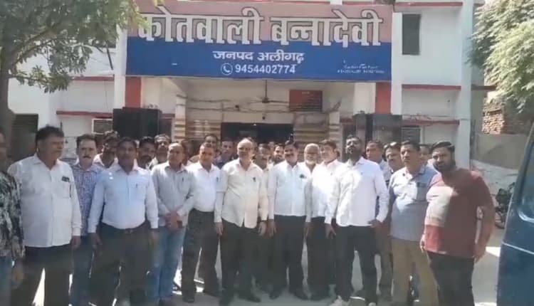 UP News: अलीगढ़ तहसील में स्टांप विक्रेता से सात लाख रुपये की लूट, पुलिस खंगाल रही सीसीटीवी फुटेज