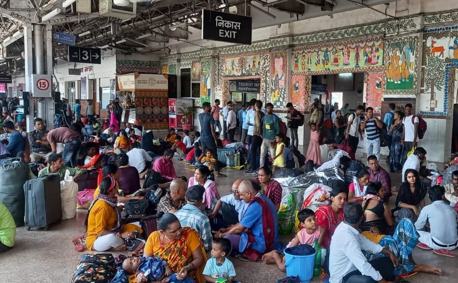 पटना जंक्शन पर बंगाल का गैंग सक्रिय, यात्रियों का सामान कर रहे गायब, ट्रेन के अंदर भी काट रहे जेब व पर्स