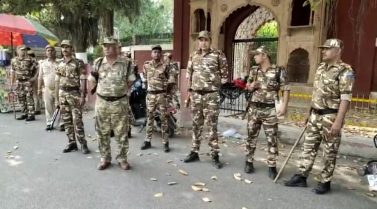 अलीगढ़: AMU में छात्रों ने जुम्मे की नमाज के बाद मांगी फिलिस्तीन के समर्थन में दुआ, जानें पूरा मामला