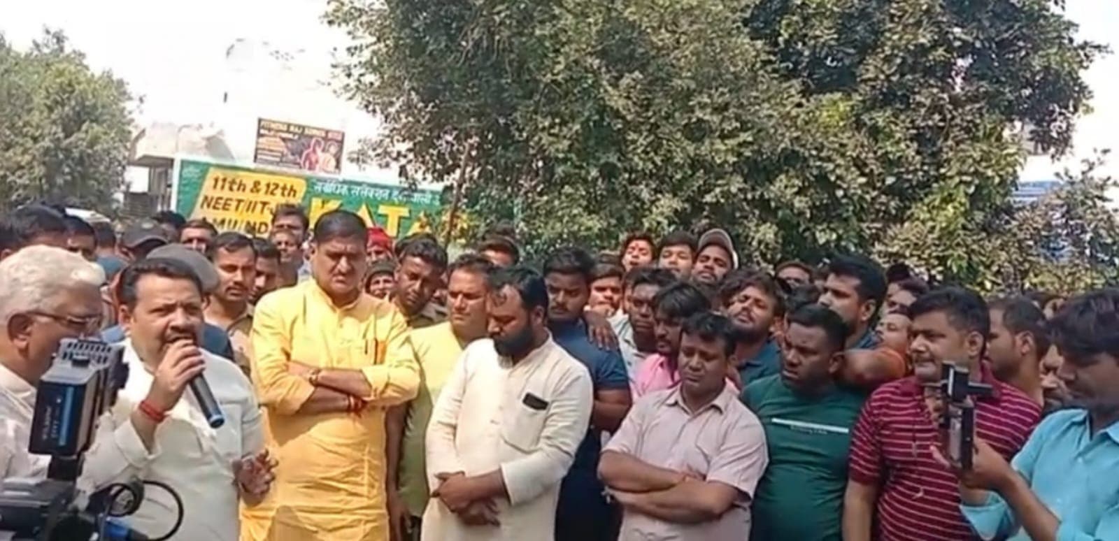 अलीगढ़ में गलत डायरेक्शन में जा रही थी राम बारात , दरोगा ने हिन्दू -मुस्लिम दोनों पक्ष पर दर्ज कराया मुकदमा