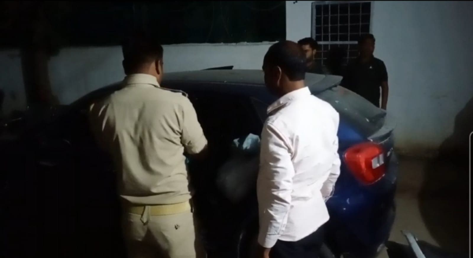 अलीगढ़: पत्नी का शव बक्से में बंद कर नोएडा ले जा रहा था पति, पुलिस ने यमुना एक्सप्रेसवे पर दबोचा