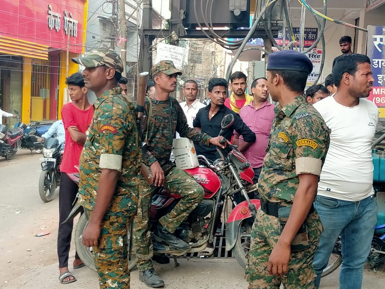 बिहार में एक बार फिर बालू खनन को लेकर दो गुटों के बीच सैकड़ों राउंड फायरिंग, एक की मौत, चार घायल