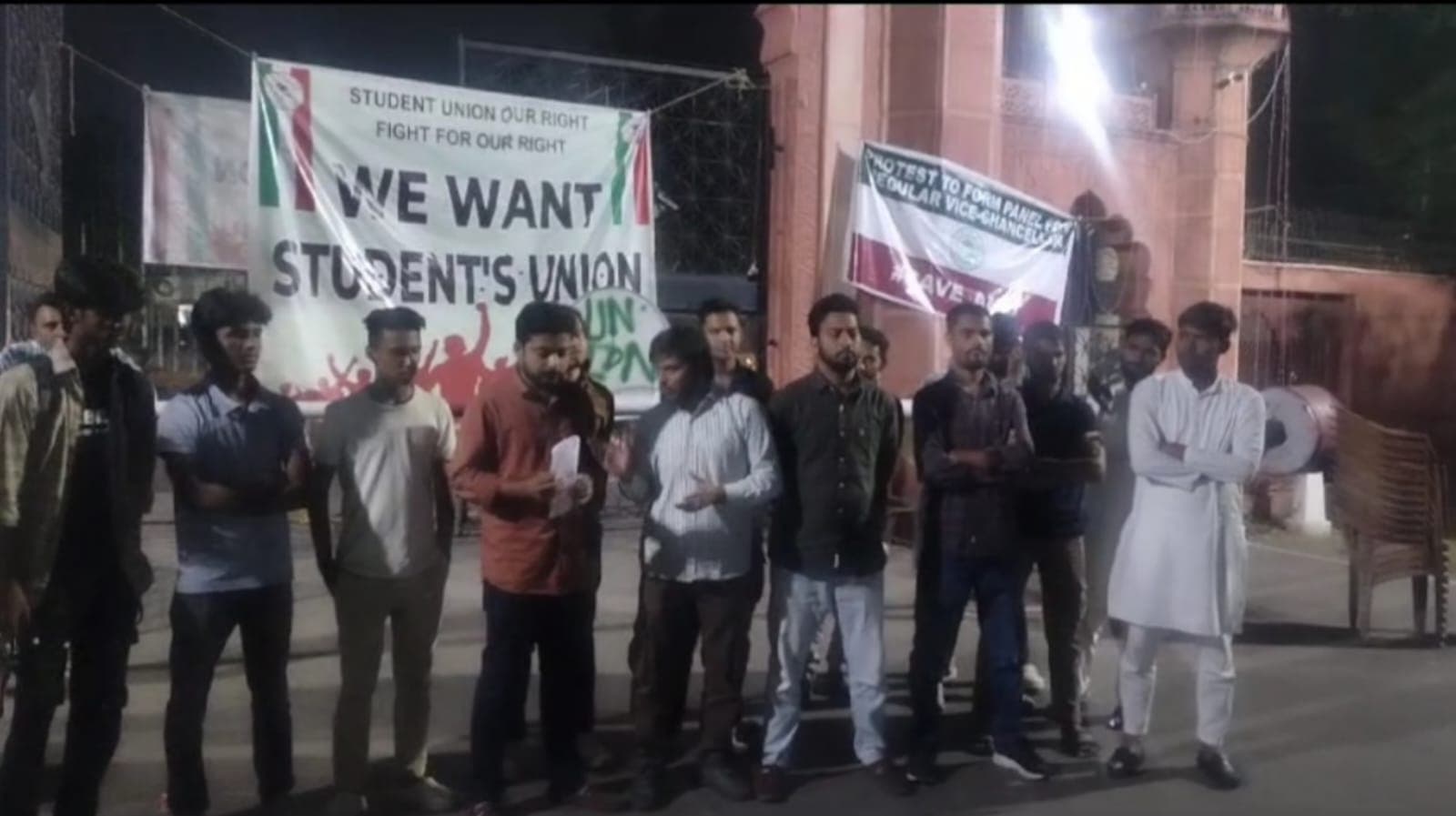 AMU में छात्रसंघ चुनाव की उठी मांग, छात्रों ने कक्षाओं का किया बहिष्कार, अब बैठेंगे भूख हड़ताल पर