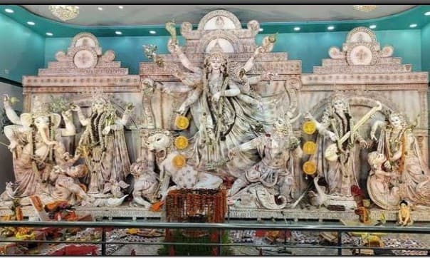आस्था का सैलाबः मां दुर्गा के दर्शन के लिए पंडालों की ओर उमड़ा शहर, देखिए तस्वीरें..