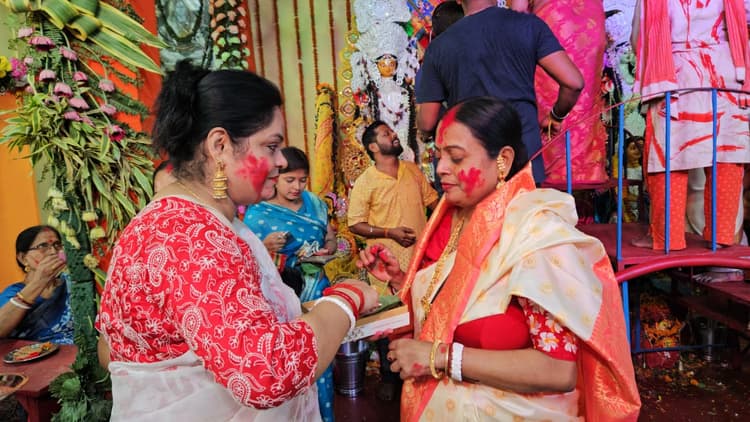 PHOTOS: गया में सुहागिन महिलाओं ने सिंदूर खेलकर मां दुर्गा को दी विदाई, विश्व शांति की कामना