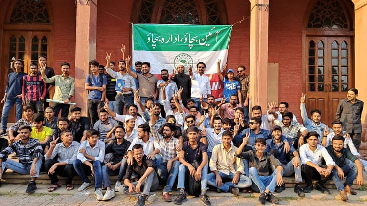 अलीगढ़ मुस्लिम यूनिवर्सिटी के स्टूडेंट्स बोले- नहीं चाहिए डा तारिक मंसूर जैसा कुलपति, जानें पूरा मामला