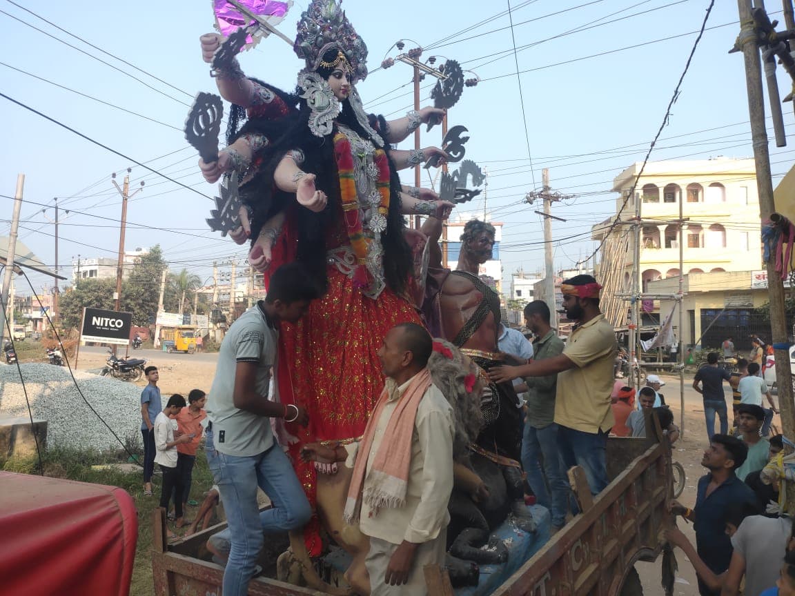 आरा में खोइछा भरने के बाद गाजे-बाजे के साथ मां दुर्गा को दी गई विदाई, देखें विसर्जन शोभायात्रा की तस्वीरें