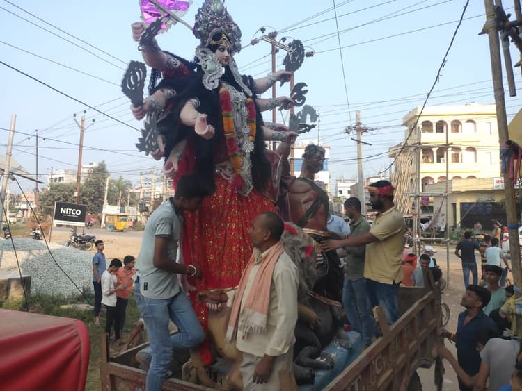 आरा में खोइछा भरने के बाद गाजे-बाजे के साथ मां दुर्गा को दी गई विदाई, देखें विसर्जन शोभायात्रा की तस्वीरें