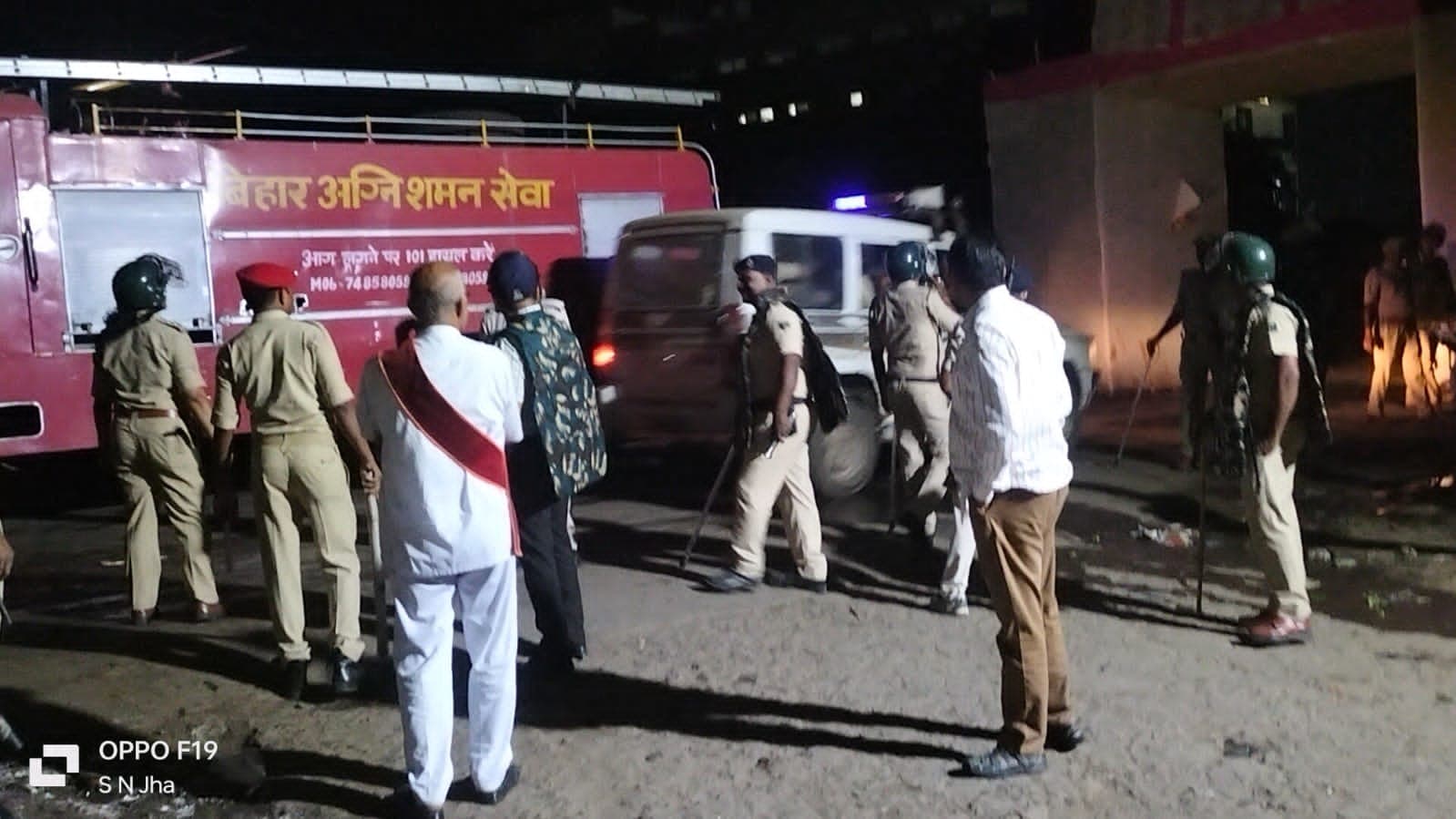 बेगूसराय में मूर्ति विसर्जन के दौरान रोड़ेबाजी व तोड़फोड़, इलाके में पुलिस कर रही कैंप, कई उपद्रवी अरेस्ट