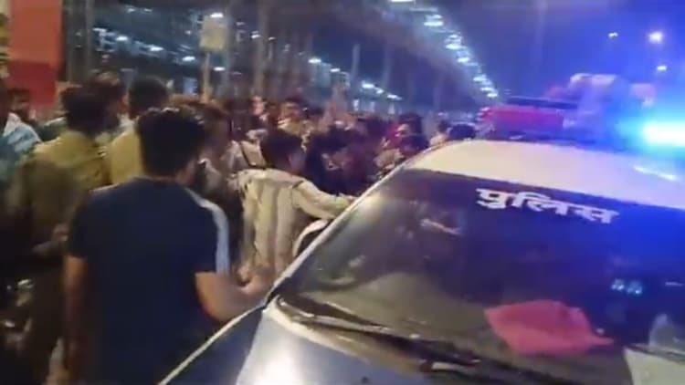 अलीगढ़: पुलिस अधिकारी की मौजूदगी में दबंगों ने ट्रैफिक इंस्पेक्टर को पीटा, जमकर हुआ हंगामा, जानें मामला