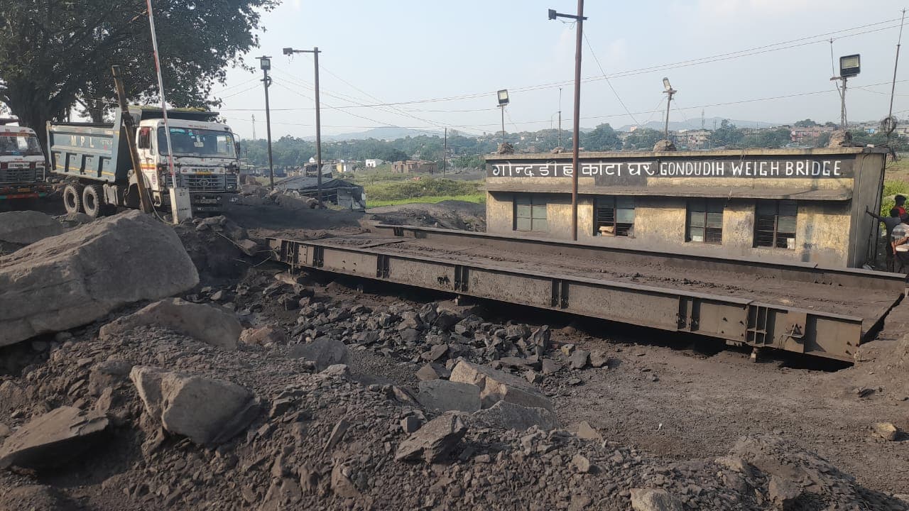 धनबाद: गोंदुडीह कांटा के दो कर्मियों में मारपीट, दिन भर बंद रहा कांटाघर