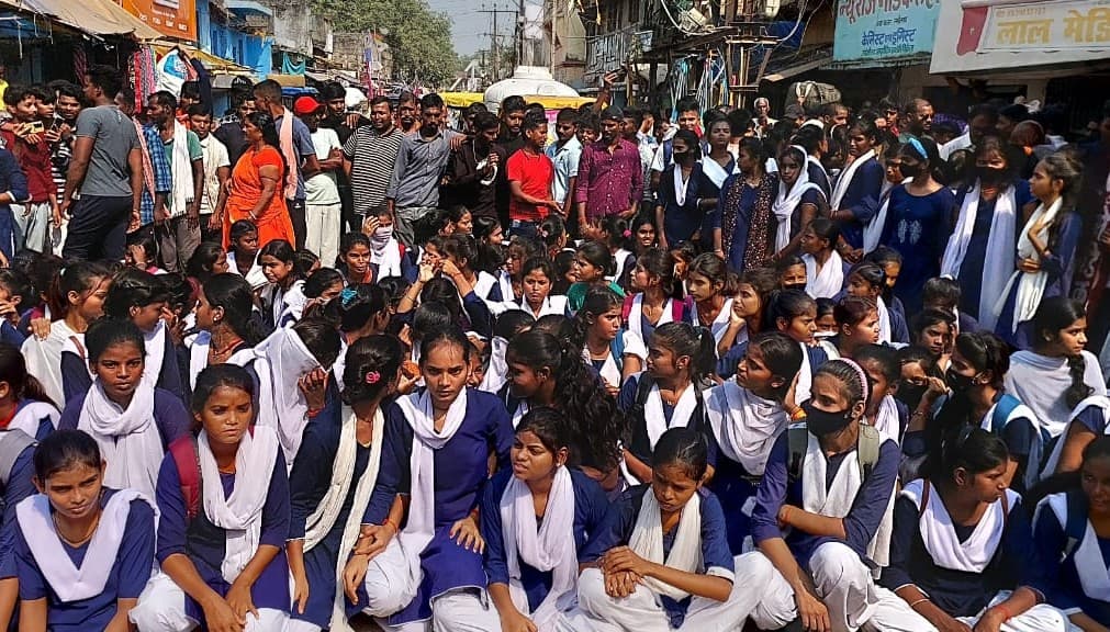 Lakhisarai News: स्कूल से नाम कटने पर सड़क पर उतरी लड़कियां, कहा- 'पढ़ाई होती नहीं, लड़के छेड़ते हैं...