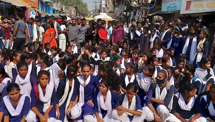 Lakhisarai News: स्कूल से नाम कटने पर सड़क पर उतरी लड़कियां, कहा- 'पढ़ाई होती नहीं, लड़के छेड़ते हैं...