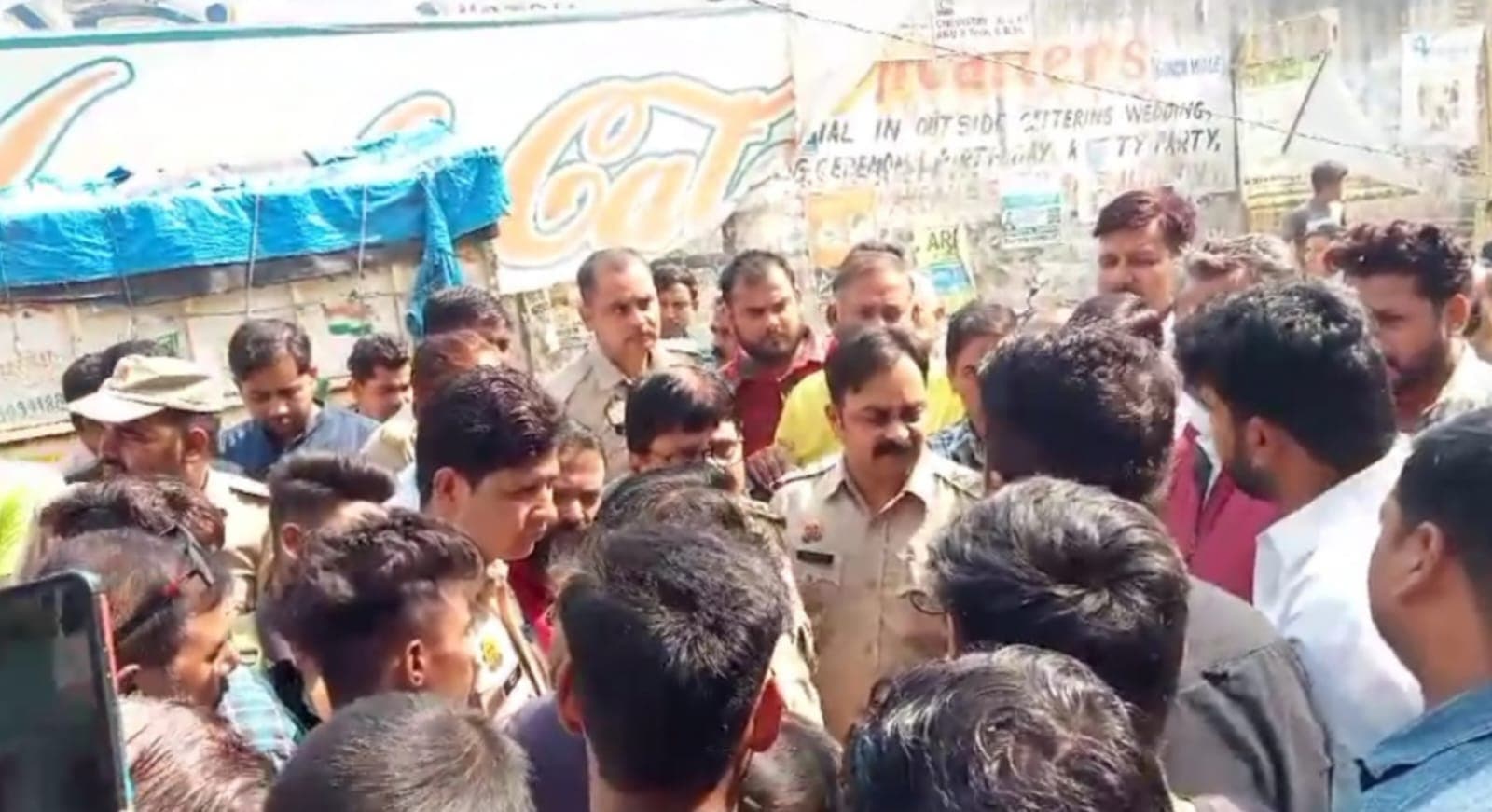 Aligarh : महंत की हत्या के बाद दो पक्ष में टकराव, एक पुलिस का विरोध कर रहा, दूसरा गिरफ्तारी की मांग पर अड़ा