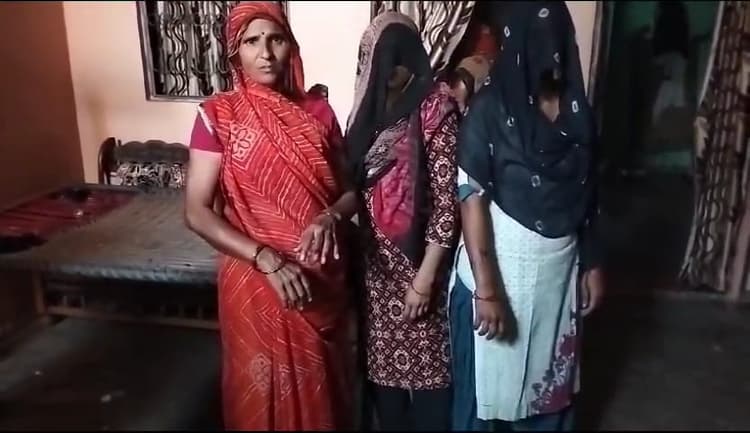 UP News: अलीगढ़ में पुलिस का तांडव, सो रही महिलाओं का खींचा कंबल, मारपीट बदसलूकी का वीडियो वायरल