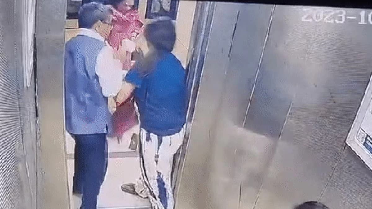 नोएडा: रिटायर्ड IAS ने महिला को लिफ्ट में डॉग ले जाने पर रोका, दोनों के बीच हुआ जमकर मारपीट, वीडियो वायरल