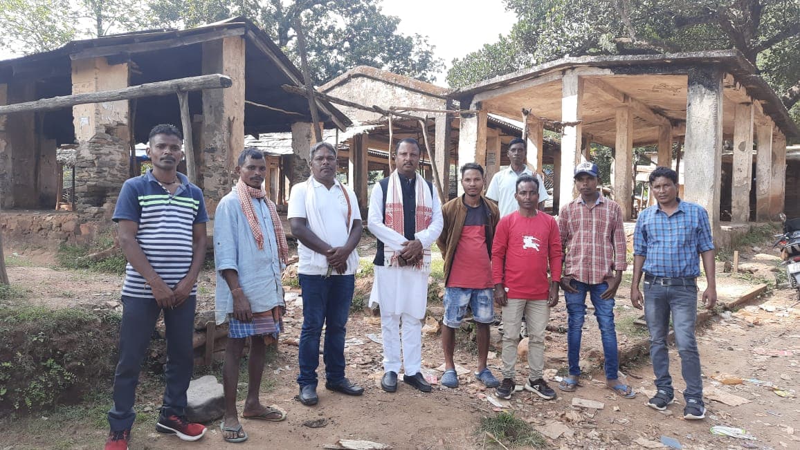 बीहड़ जंगल में ब्यापारी जान हथेली में लेकर करते हैं समान की खरीद बिक्री, बाजार में मूलभूत सुविधा का है घोर अभाव