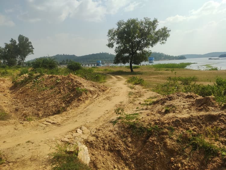 Exclusive : सरकारी कागज पर तैर रहीं 50 लाख की नावें, स्थल पर जाने के लिए सही रास्ता व अन्य सुविधाएं नहीं