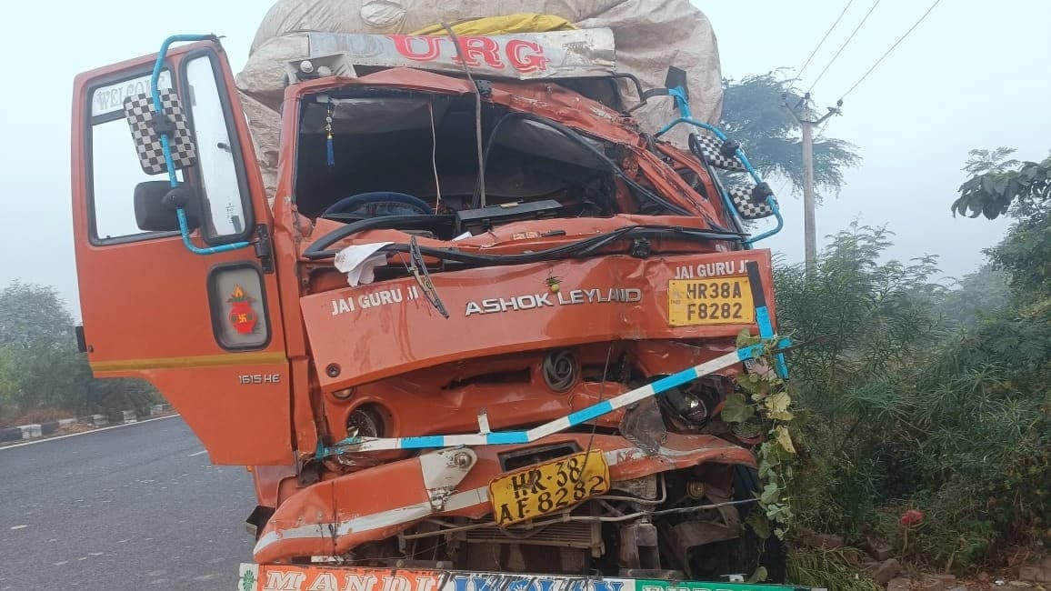 अलीगढ़ में यात्रियों से भरी वॉल्वो बस और कैंटर में जोरदार भिड़ंत, दो लोगों की दर्दनाक मौत, आधा दर्जन घायल