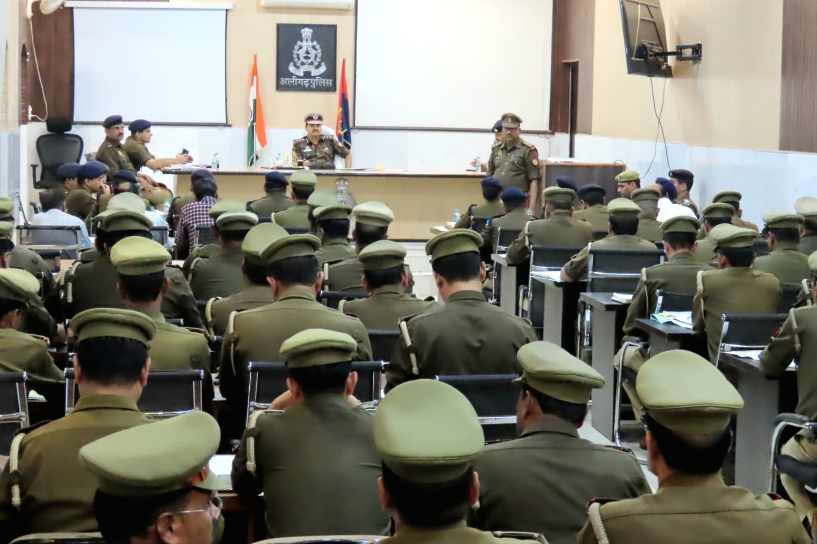 अलीगढ़: पुलिस विभाग की छवि धूमिल करने वालों पर एसएसपी ने की कार्रवाई, तीन पुलिसकर्मी निलंबित