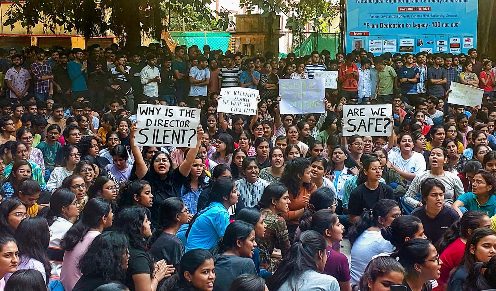 BHU IIT मामला: छात्रा ने लगाया सामूहिक दुष्कर्म-निर्वस्त्र कर वीडियो बनाने का आरोप, पुलिस ने बढ़ाई धाराएं